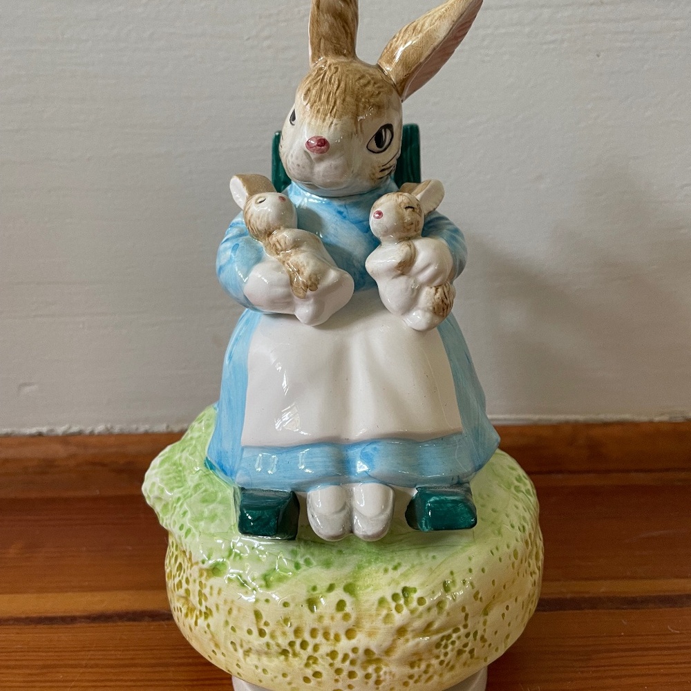 1988 Schmid Beatrix Potter Mrs. Rabbit music box